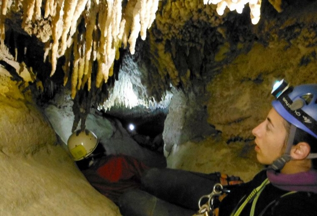  Passaggio che si restringe nella grotta 